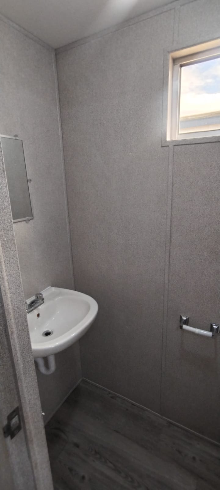 GS oficina 8´x20´ con baño